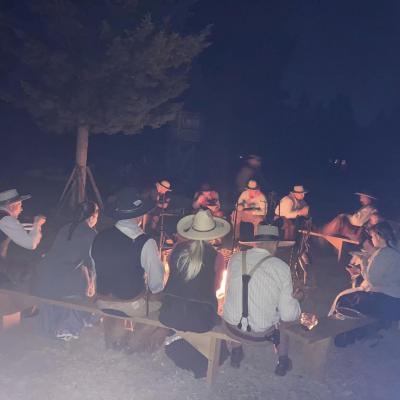 Soirée autour du feu de camp