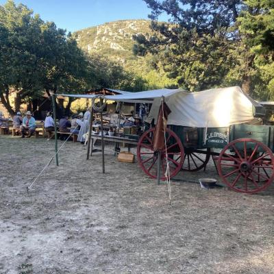 Repas convivial autour du chuck wagon